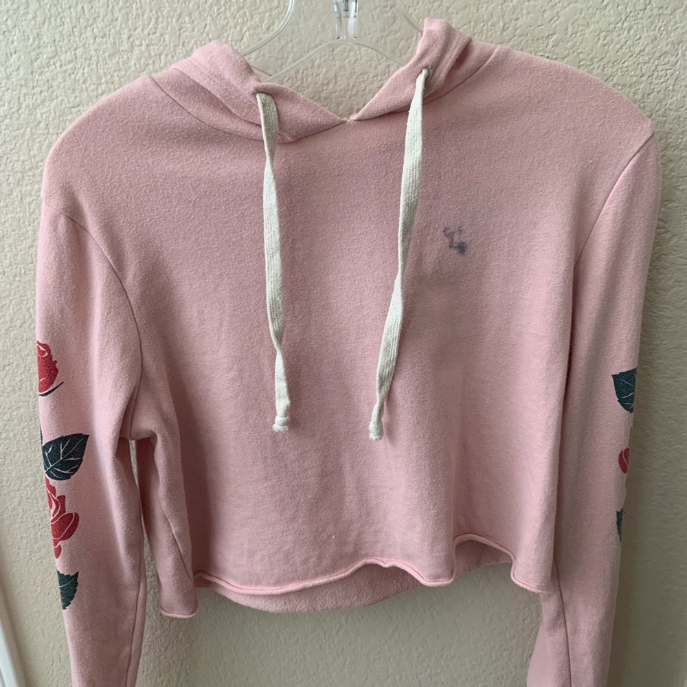 SOLD🛑Pink cropped hoodie with roses on the arms